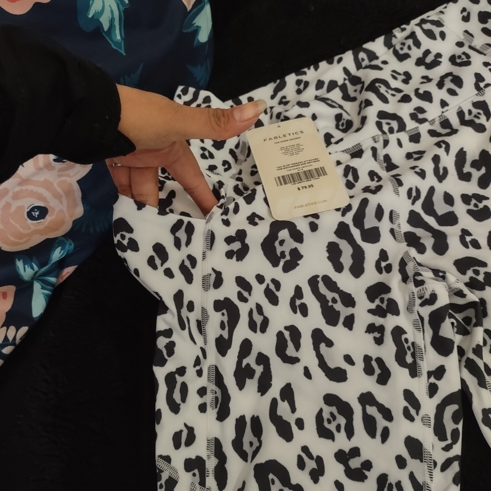 Fabletics snow leopard set - Picture 9 of 9